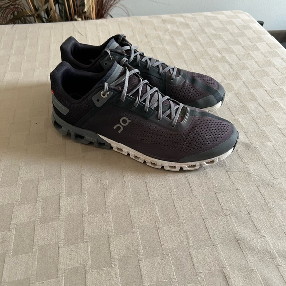 On Running Cloudflow Running Lace Up Sneakers in Black/Asphalt - Picture 3 of 15